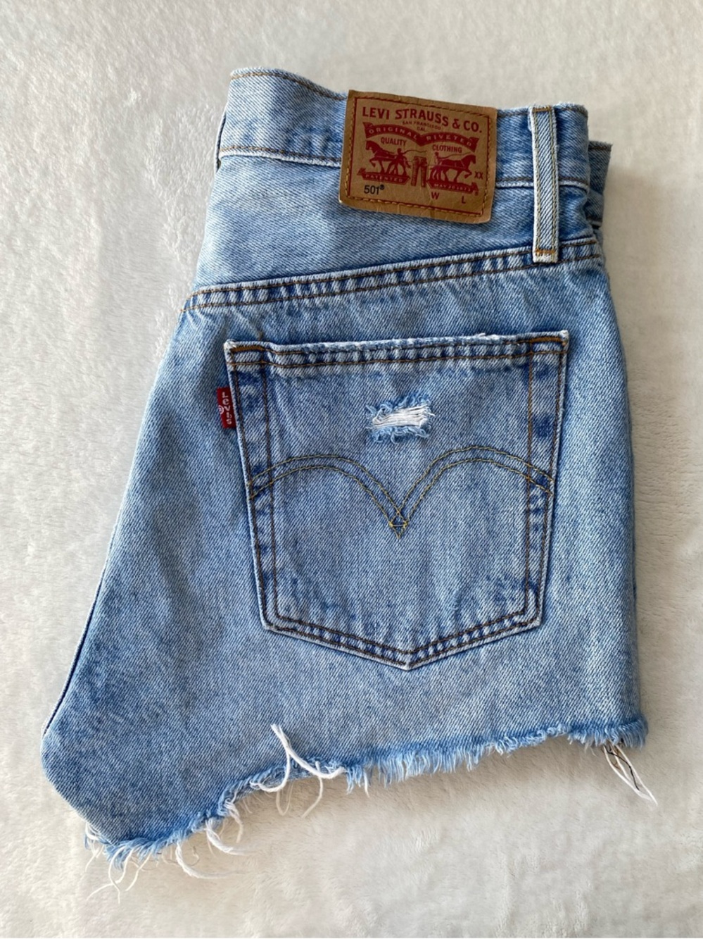 Levi’s 501 High Rise Distressed Cut Off Denim Shorts Light Wash Fits size 26